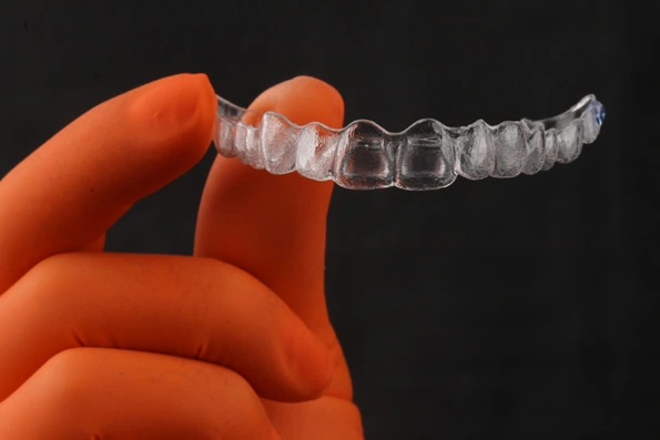 Alinhador estético personalizado, transparente e removível, oferecendo praticidade e conforto durante o tratamento ortodôntico.