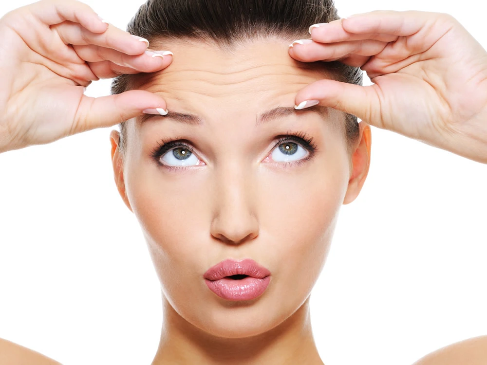 Procedimentos de harmonização orofacial, incluindo toxina botulínica e preenchimento com ácido hialurônico, para alinhar o sorriso aos traços faciais, realçando contornos e rejuvenescendo a aparência.